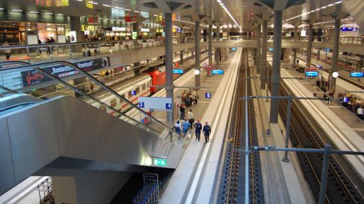 Almanya'da tren istasyonu'nda treni beklerken ingilizce gazete okumak